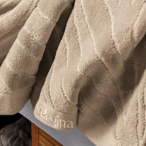 Toalla Regina® Savage Creme.